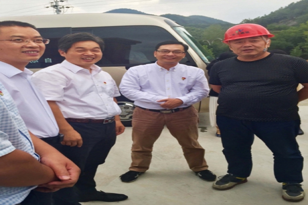 市委常委、區(qū)委書記葛學(xué)斌視察古堰畫鄉(xiāng)游客接待中心建設(shè)項(xiàng)目