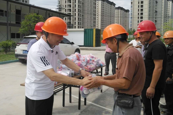 市建設(shè)局、市建筑業(yè)協(xié)會(huì)領(lǐng)導(dǎo)親臨現(xiàn)場(chǎng)慰問(wèn)一線工人